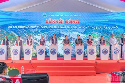 Thủ tướng Chính phủ cùng các đại biểu thực hiện nghi thức bấm nút khởi công dự án. 