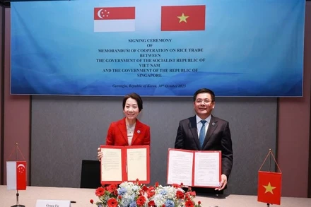 Bản ghi nhớ hợp tác được ký bởi Bộ trưởng Phát triển Bền vững và Môi trường, kiêm Bộ trưởng phụ trách Quan hệ Thương mại Singapore Grace Fu, và Bộ trưởng Công thương Việt Nam Nguyễn Hồng Diên.