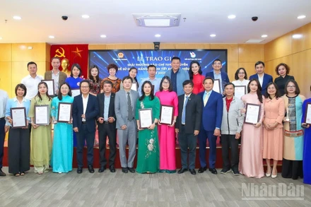 Trao Giải thưởng báo chí tuyên truyền về sử dụng năng lượng tiết kiệm và hiệu quả.