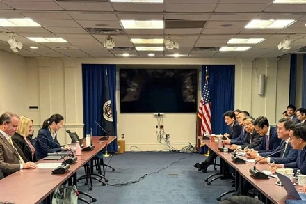 Thứ trưởng Công thương, Phó Trưởng Đoàn đàm phán Chính phủ Nguyễn Sinh Nhật Tân làm việc với phía Hoa Kỳ trong phiên đàm phán kỹ thuật.