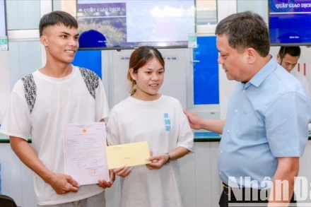 Chủ tịch Ủy ban nhân dân tỉnh Quảng Trị Trần Phong trao Giấy đăng ký kết hôn và quà cho đôi vợ chồng trẻ người Vân Kiều.