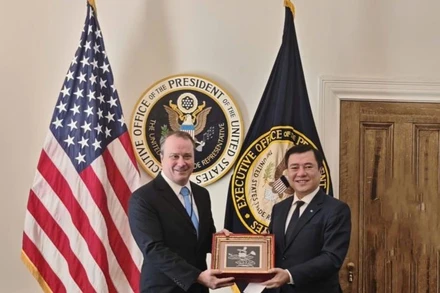 Thứ trưởng, Phó trưởng Đoàn đàm phán Chính phủ Nguyễn Sinh Nhật Tân làm việc với Phó Đại diện Thương mại Hoa Kỳ Rick Switzer. 