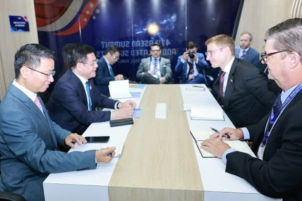 Bộ trưởng Công thương Nguyễn Hồng Diên cùng đoàn công tác Bộ Công thương tại buổi làm việc với Thứ trưởng Ngoại giao Hoa Kỳ phụ trách Kinh tế, Môi trường và Năng lượng Jacob Helberg. (Ảnh: NGUYÊN MINH)