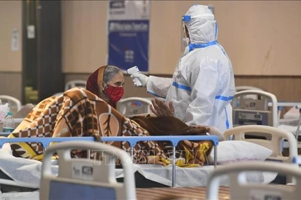 Nhân viên y tế điều trị cho bệnh nhân Covid-19 tại New Delhi, Ấn Độ. (Ảnh: THX/TTXVN)