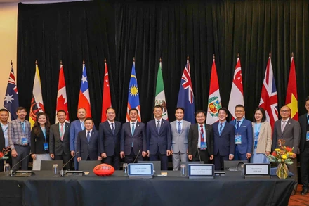 Bộ trưởng Công thương Nguyễn Hồng Diên và đoàn công tác tham dự sự kiện.