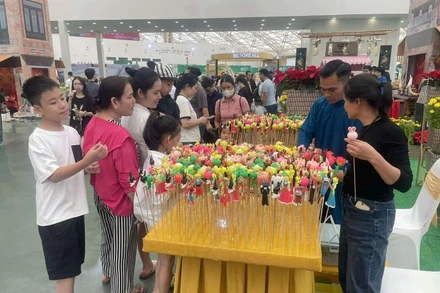 Trẻ em thích thú trải nghiệm gian hàng bán tò he tại Hội chợ Mùa Thu lần thứ nhất - 2025.