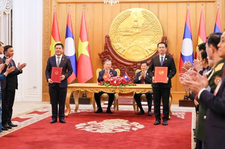 Tổng Bí thư Tô Lâm và Tổng Bí thư, Chủ tịch nước Lào Thongloun Sisoulith cùng Đoàn đại biểu cấp cao hai nước chứng kiến Lễ trao các văn kiện hợp tác.