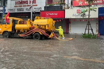 Công ty Thoát nước Hà Nội khẩn trương xử lý úng ngập trong nội đô Hà Nội.