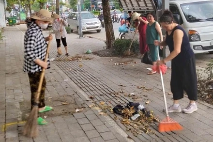 Người dân phường Ngọc Hà, thành phố Hà Nội tham gia tổng vệ sinh môi trường. 