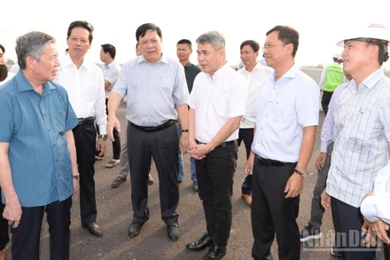 Lãnh đạo tỉnh Đồng Tháp thăm hỏi, động viên các đơn vị thi công cao tốc Cao Lãnh-An Hữu giai đoạn 1.