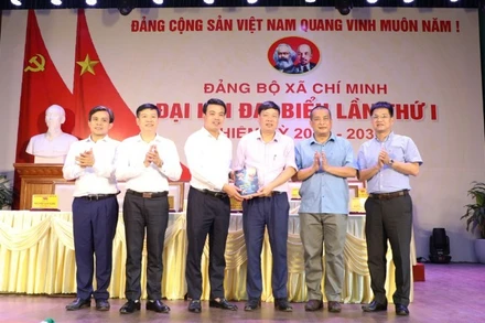 Tập thể lãnh đạo xã Chí Minh (Hưng Yên) đón nhận cuốn sách "Con đường tương lai" từ nhà văn Nguyễn Xuân Tuấn.