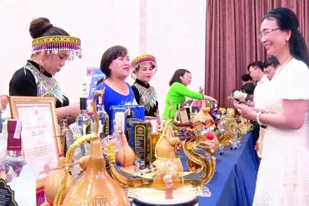 Người dân lựa chọn sản phẩm OCOP Lạng Sơn.