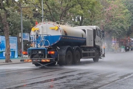 Rửa đường bằng phương tiện hiện đại. 
