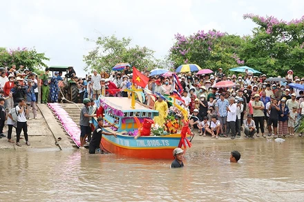 Ngư dân tỉnh Trà Vinh thực hiện nghi thức tống tàu ra biển cả.