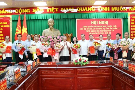 Các đồng chí Thường vụ Tỉnh ủy, Tỉnh ủy viên được Tỉnh ủy Trà Vinh trao quyết định nghỉ hưu theo Nghị định số 178/2024/NĐ-CP ngày 31/12/2024 của Chính phủ.