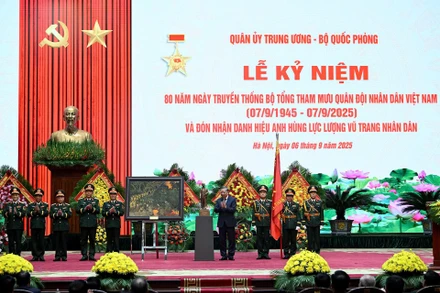 Tổng Bí thư Tô Lâm trao danh hiệu Anh hùng Lực lượng vũ trang nhân dân cho Bộ Tổng Tham mưu Quân đội nhân dân Việt Nam. (Ảnh: DUY LINH)