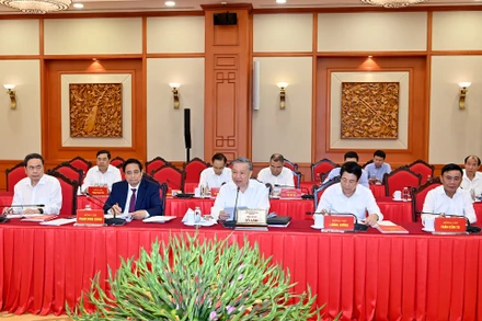 Tổng Bí thư Tô Lâm và các đồng chí lãnh đạo Đảng, Nhà nước chủ trì buổi làm việc với Ban Thường vụ Quân ủy Trung ương. (Ảnh: ĐĂNG KHOA)