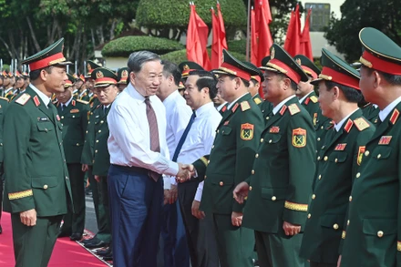 Tổng Bí thư Tô Lâm với cán bộ, sĩ quan Quân đoàn 12 (Bộ Quốc phòng). (Ảnh: ĐĂNG KHOA)