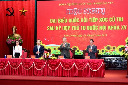 Tổng Bí thư Tô Lâm và đại biểu Đoàn đại biểu Quốc hội tỉnh Hưng Yên tại hội nghị tiếp xúc cử tri (Ảnh: ĐĂNG KHOA)