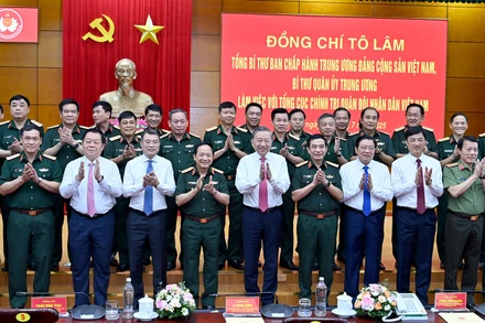 Tổng Bí thư Tô Lâm với lãnh đạo Đảng, Nhà nước và thủ trưởng Bộ Quốc phòng, Tổng cục Chính trị Quân đội nhân dân Việt Nam dự buổi làm việc. (Ảnh: ĐĂNG KHOA)