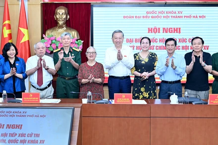 Tổng Bí thư Tô Lâm với đại biểu và cử tri thành phố Hà Nội. (Ảnh: ĐĂNG KHOA)