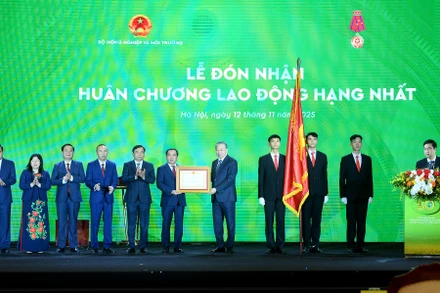 Tổng Bí thư Tô Lâm trao Huân chương Lao động hạng Nhất tặng Bộ Nông nghiệp và Môi trường. (Ảnh: ĐĂNG KHOA)