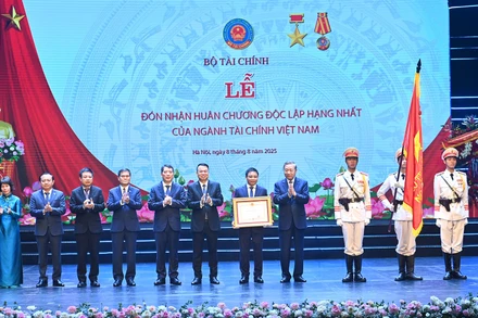 Tổng Bí thư Tô Lâm trao Huân chương Độc lập hạng Nhất tặng ngành tài chính. (Ảnh: ĐĂNG KHOA)