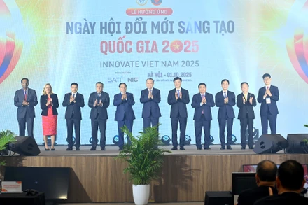 Tổng Bí thư Tô Lâm, Thủ tướng Chính phủ Phạm Minh Chính và các đại biểu thực hiện nghi thức phát động Ngày hội Đổi mới sáng tạo quốc gia 2025. (Ảnh: ĐĂNG KHOA)