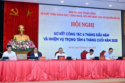 Tổng Bí thư Tô Lâm, Thủ tướng Chính phủ Phạm Minh Chính và các đồng chí lãnh đạo Đảng, Nhà nước chủ trì hội nghị. (Ảnh: ĐĂNG KHOA)