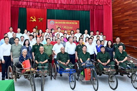 Tổng Bí thư Tô Lâm với các đồng chí thương, bệnh binh và đại biểu tại Trung tâm Điều dưỡng thương binh Thuận Thành. (Ảnh: ĐĂNG KHOA) 