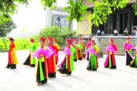 Múa Bát Dật tại lễ hội truyền thống đền Lộng Khê. (Ảnh NGUYỄN TƯƠI)