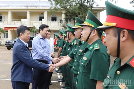 Đồng chí Y Thanh Hà Niê Kđăm, Ủy viên Trung ương Đảng, Bí thư Tỉnh ủy, Trưởng đoàn đại biểu Quốc hội tỉnh Lâm Đồng dẫn đầu đoàn công tác của Thường trực Tỉnh ủy Lâm Đồng đã có buổi làm việc với Đồn Biên phòng Đắk Lao và Đại đội Bộ binh 1.