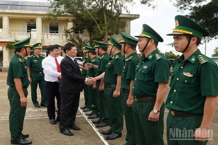 Ủy viên Trung ương Đảng, Phó Thủ tướng Chính phủ Hồ Đức Phớc dẫn đầu Đoàn công tác của Chính phủ thăm cán bộ, chiến sĩ Đồn Biên phòng Đắk Lao.