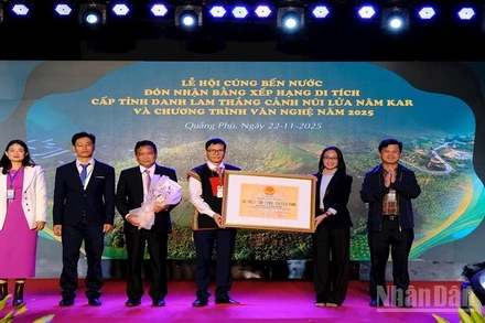 Lãnh đạo Sở Văn hóa, Thể thao và Du lịch tỉnh Lâm Đồng trao Bằng xếp hạng di tích cấp tỉnh đối với Danh lam thắng cảnh Núi lửa Nâm Kar cho Đảng ủy xã Quảng Phú.