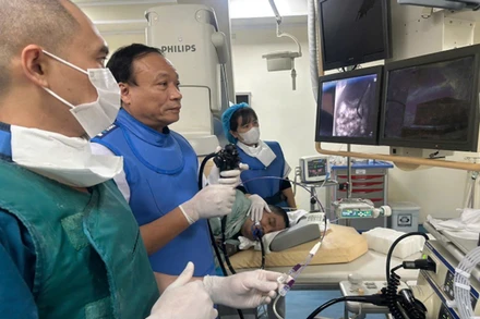 Kíp can thiệp đang thực hiện kỹ thuật nội soi mật tụy ngược dòng.