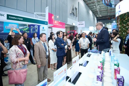 Khách tham quan tìm hiểu các giải pháp công nghệ tại Triển lãm ProPak Vietnam 2025. Sự kiện năm 2026 dự kiến tiếp tục giới thiệu nhiều công nghệ mới trong lĩnh vực xử lý, chế biến và đóng gói.