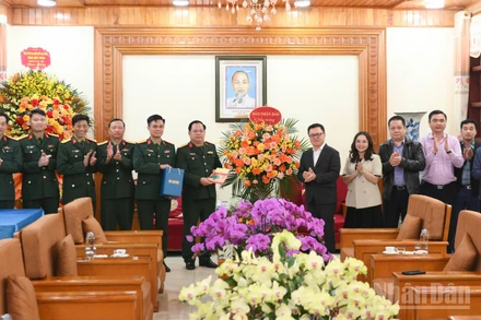 Đoàn công tác Báo Nhân Dân thăm, chúc mừng Sư đoàn 325 nhân dịp kỷ niệm 75 năm thành lập.