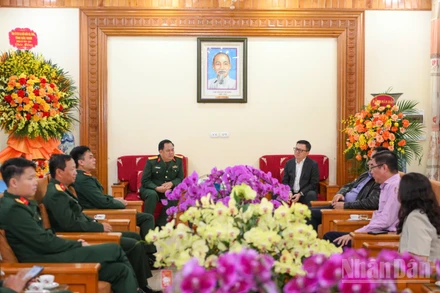 [Video] Đoàn công tác Báo Nhân Dân thăm, chúc mừng Sư đoàn 325 nhân dịp 75 năm thành lập