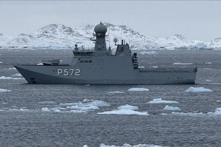 Tàu Hải quân Hoàng gia Đan Mạch tuần tra quanh đảo Greenland ngày 16/3/2025. (Ảnh: AA)