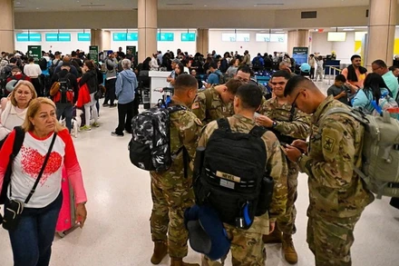 Hành khách chờ đợi tại Sân bay Quốc tế Luis Munoz Marin tại Carolina, Puerto Rico, khi các chuyến bay bị hủy bỏ sau hành động quân sự của Mỹ tại Venezuela, ngày 3/1. (Nguồn: TTXVN/AFP)