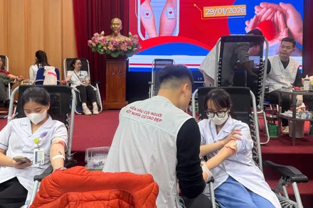 Chỉ trong một ngày, Bệnh viện Hữu Nghị tổ chức lễ hội hiến máu tình nguyện với thông điệp “Blouse trắng - Trái tim hồng” và tiếp nhận được 163 đơn vị máu.