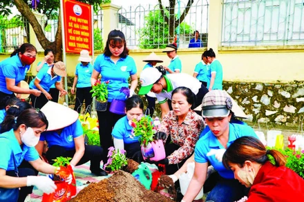 Người dân phường An Tường, tỉnh Tuyên Quang tái chế rác thải nhựa thành những bình trồng hoa.