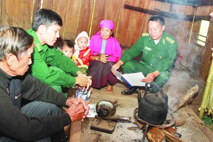 Một buổi tuyên truyền, vận động đưa trẻ đến lớp của cán bộ, chiến sĩ Đồn Biên phòng cửa khẩu Lóng Sập.