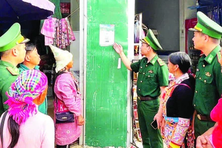 Mã QR cũng được dán ở những nơi đông người để bà con tiện thông báo khi cần.