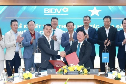 Ông Nguyễn Phúc Long - Chủ tịch Câu lạc bộ Sao Vàng đất Việt và ông Đoàn Việt Nam - Phó Tổng Giám đốc BIDV đại diện hai đơn vị ký kết thỏa thuận hợp tác