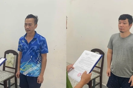 Hai đối tượng Trần Hùng Cường và Nguyễn Đăng Đông tại cơ quan điều tra. (Ảnh: Công an cung cấp)