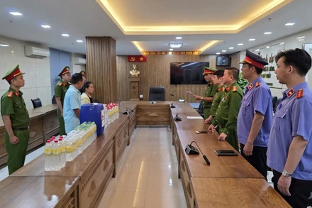 Cơ quan Cảnh sát điều tra Công an thành phố Đà Nẵng tống đạt các quyết định đối vợ chồng Kiều Văn Thanh. (Ảnh: Công an cung cấp)