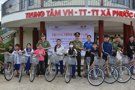 Đoàn công tác trao tặng xe đạp cho học sinh nghèo vượt khó tại xã Phước Trà, thành phố Đà Nẵng. (Ảnh: DUY MẪN) 
