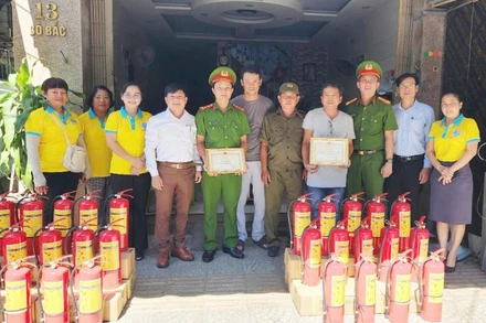 Chủ tịch Ủy ban nhân dân phường Hải Châu Nguyễn Văn Duy và lãnh đạo phường thăm, động viên, tặng Giấy khen cho các cá nhân, tập thể ngày 11/8. (Ảnh: AD)