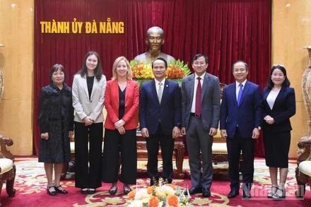 Các đại biểu chụp ảnh lưu niệm tại buổi tiếp.